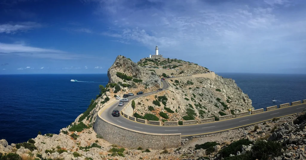 Cars driving the road to Cap de Formentor lighthouse in Mallorca; providing comprehensive car insurance with 24/7 roadside assistance for the Sierra de Tramuntana and beyond.