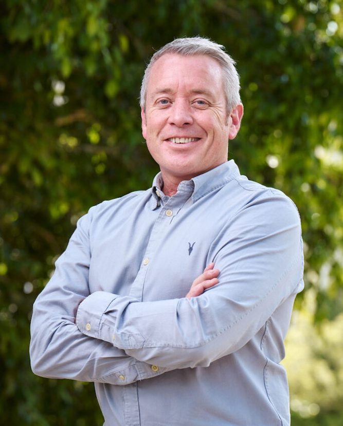 Image of Steve Bicknell, an English-speaking insurance agent in Mallorca, smiling professionally.
