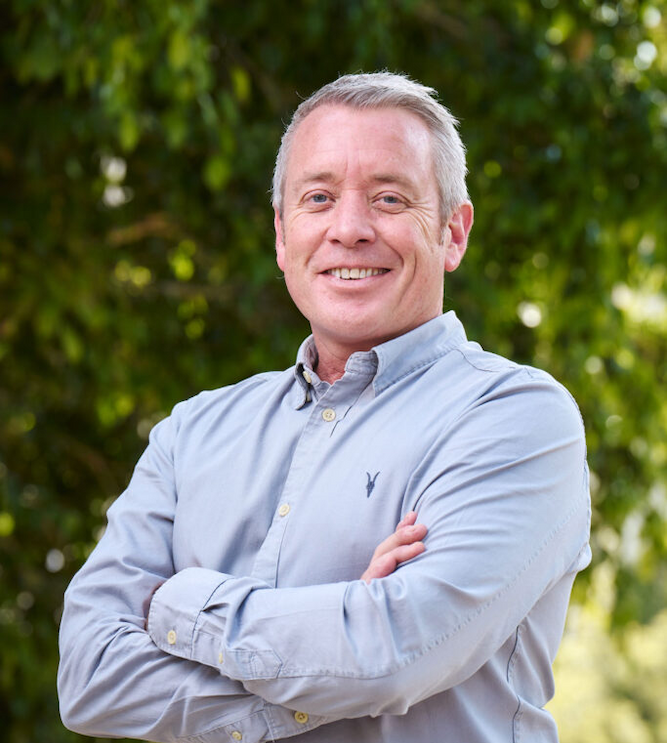 Image of Steve Bicknell, an English-speaking insurance agent in Mallorca, smiling professionally.